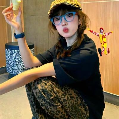 蒙梭罗夫人海报